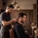 Barber podczas strzyżenia